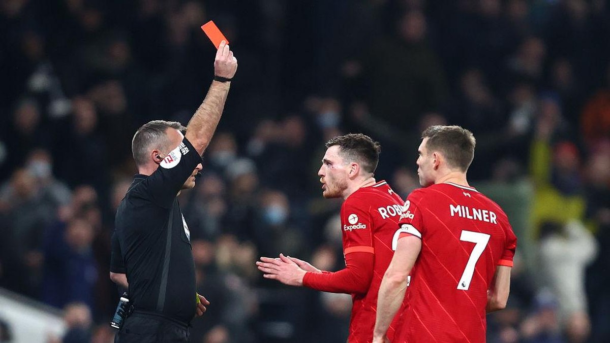 Robertson menerima kartu merah usai menekel keras Emerson. Foto: Getty Images/Julian Finney