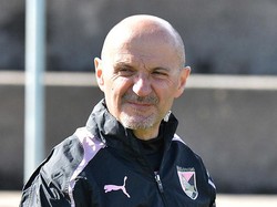 Zidane adalah orang yang awalnya mempekerjakan Antonio Pintus sebagai pelatih kebugaran, tetapi hubungan mereka memburuk dan dia pergi ketika Zidane kembali untuk masa jabatan keduanya yang bertanggung jawab. Sekarang Ancelotti kembali mendatangkan Pintus dan hasilnya jelas terlihat: Los Blancos lebih energik musim ini (Getty Images/Tullio M. Puglia)