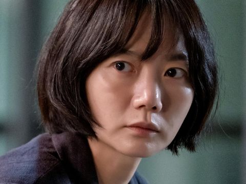 Bae Doona sebagai Song Ji-an dalam The Silent Sea. Bae Doona sebagai Song Ji-an dalam The Silent Sea.