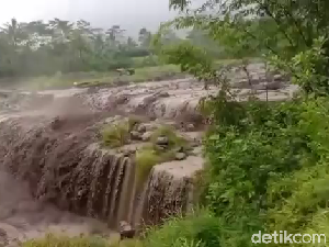 Dramatis! Detik-detik Proses Evakuasi Korban Banjir Lahar Dingin Semeru