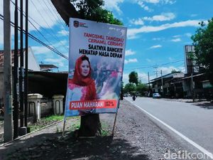 Banner Puan Maharani Bertebaran di Lokasi Terdampak Erupsi Semeru Banner Puan Maharani Bertebaran di Lokasi Terdampak Erupsi Semeru