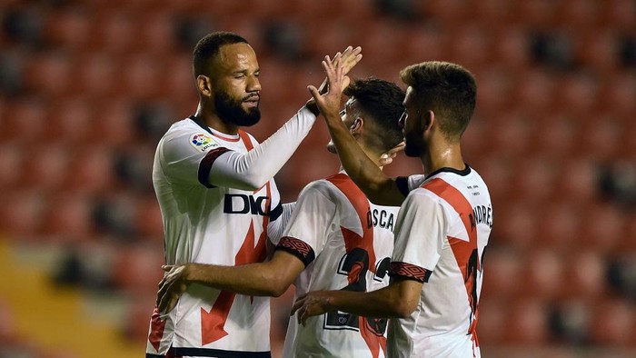 MADRID, SPAIN - AUGUST 29: Bebe, Oscar Valentin and Andres Martin of Rayo Vallecano celebrate following the La Liga Santander match between Rayo Vallecano and Granada CF at Campo de Futbol de Vallecas on August 29, 2021 in Madrid, Spain. (Photo by Denis Doyle/Getty Images)