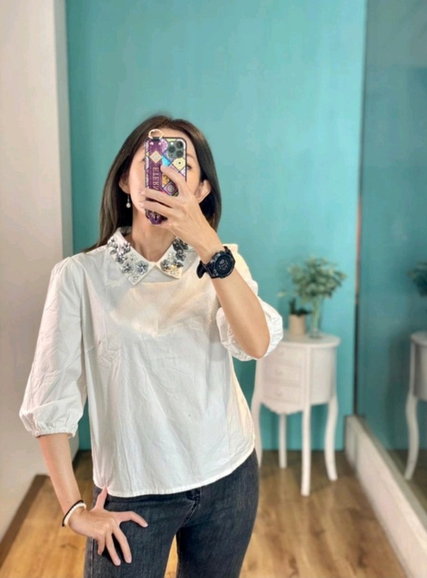 Blouse Polos Tampak Manis dengan Payet Pada Kerah/Foto: shopee.co Punya kemeja atau blouse berkerah yang sudah tampak kusam dapat kembali terlihat baru dengan memberikan payet pada kerah