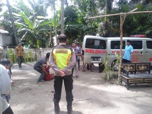 Bocah 12 Tahun di Blitar Tewas Tertimpa Dahan Pohon Bocah 12 Tahun di Blitar Tewas Tertimpa Dahan Pohon
