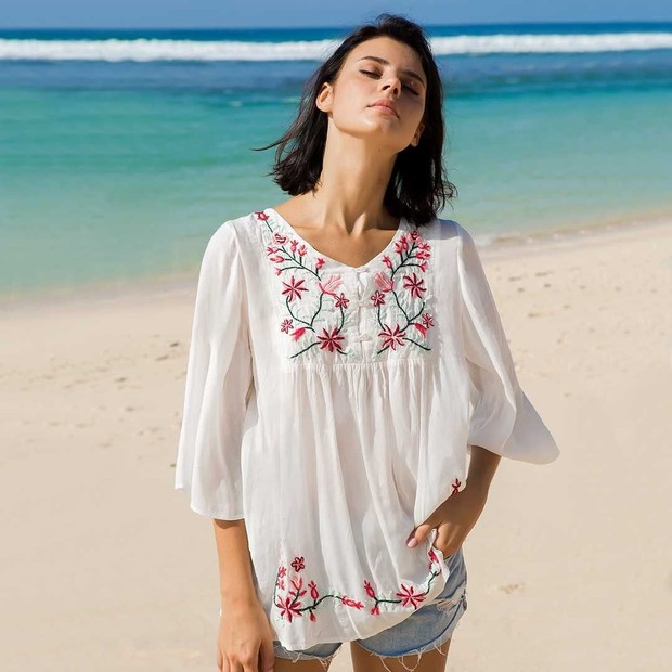 Bordir/Foto: instagram.com/coastcouturebali/ Baju putih yang sudah lama tidak dipakai dapat dimodifikasi dengan menambahkan bordir