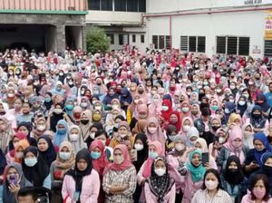 Tuntut Kenaikan Upah, Buruh Garmen di Sukabumi Mogok Kerja Tuntut Kenaikan Upah, Buruh Garmen di Sukabumi Mogok Kerja
