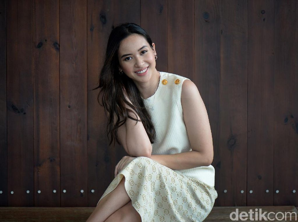 Elvira Devinamira, Sang Putri yang Hobi Berkuda Elvira Devinamira, Sang Putri yang Hobi Berkuda