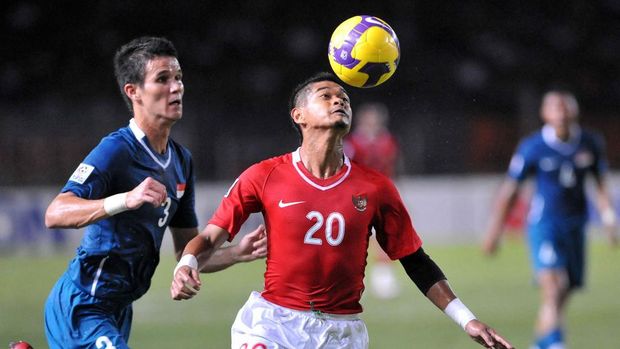 FBL-AFF SUZUKI 2008-IDN-SIN Bambang Pamungkas of Indonesia (R) heads the ball as Singapore's Baihaki (L) moves in during the AFF Suzuki 2008 Cup against Singapore in Jakarta on December 10, 2008. Singapore won 1-0. AFP PHOTO/ADEK BERRY (Photo by ADEK BERRY / AFP)