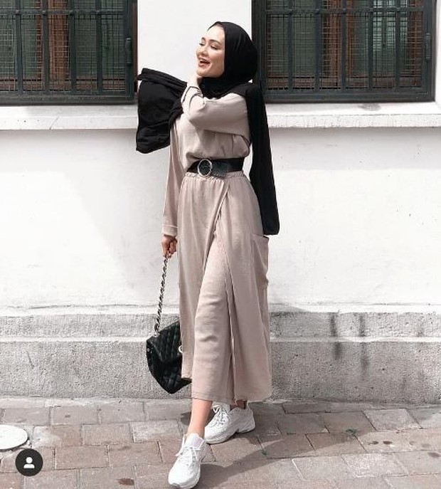 Shirt dress dan celana berwarna senada/