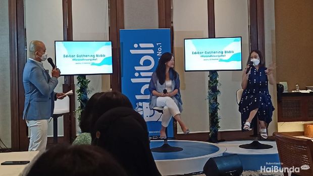 Fransisca Krisantia Nugraha (kanan) dan Lisa Widodo (tengah) dalam Editor Gathering Blibli