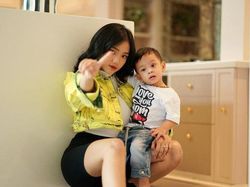 Unggah Foto Lawas saat Dipangku Bibi Ardiansyah, Penampilan Fuji Jadi Sorotan