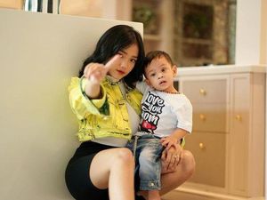 Unggah Foto Lawas saat Dipangku Bibi Ardiansyah, Penampilan Fuji Jadi Sorotan