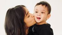 8 Gaya Fuji saat Momong Gala Sky, Aura Mama Mudanya Terpancar