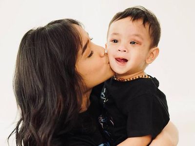 8 Gaya Fuji saat Momong Gala Sky, Aura Mama Mudanya Terpancar