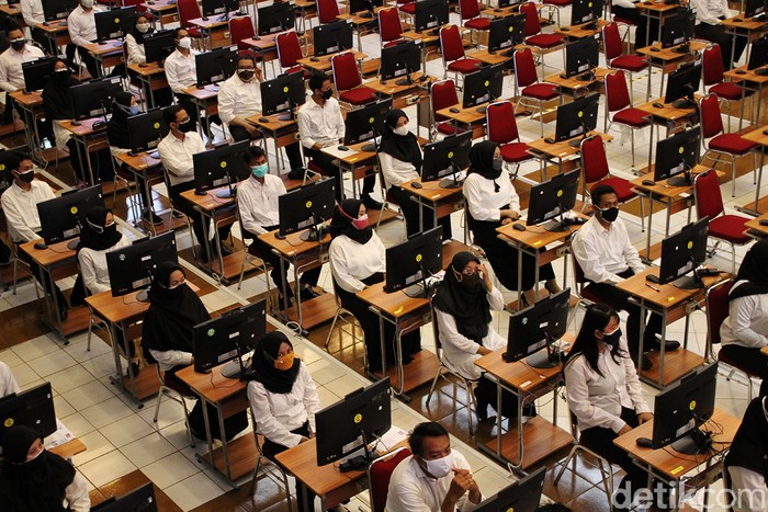 Hasil PPPK Tahap 2 Guru Diundur Hari Ini, Cek di Sini Jadwal Terbarunya Ratusan calon pegawai melaksanakan Computer Assisted Test (CAT) untuk seleksi kompetensi dasar sebagai calon aparatur sipil negara dan calon Pegawai Pemerintah dengan Perjanjian Kerja (CPPPK) tahun 2021 di Auditorium G.H.P Haryo Mataram Universitas Sebelas Maret, Solo, Jawa Tengah, Rabu (15/9).