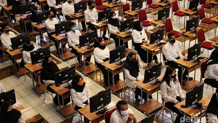 Hasil PPPK Tahap 2 Guru Diundur Hari Ini, Cek di Sini Jadwal Terbarunya Ratusan calon pegawai melaksanakan Computer Assisted Test (CAT) untuk seleksi kompetensi dasar sebagai calon aparatur sipil negara dan calon Pegawai Pemerintah dengan Perjanjian Kerja (CPPPK) tahun 2021 di Auditorium G.H.P Haryo Mataram Universitas Sebelas Maret, Solo, Jawa Tengah, Rabu (15/9).