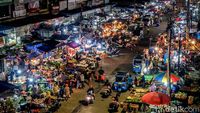 Hiruk Pikuk Aktivitas di Pasar Kebayoran Lama Jelang Nataru