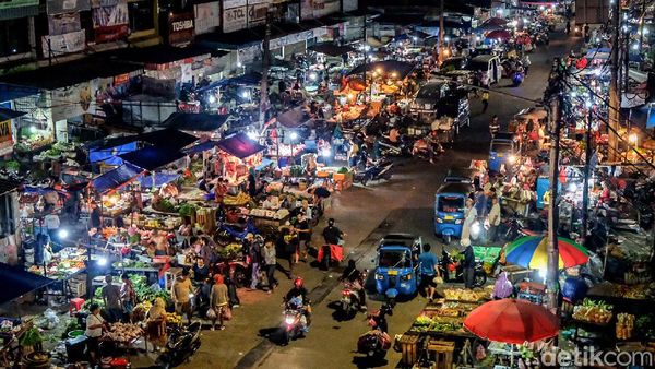 Hiruk Pikuk Aktivitas di Pasar Kebayoran Lama Jelang Nataru