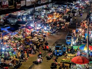Hiruk Pikuk Aktivitas di Pasar Kebayoran Lama Jelang Nataru
