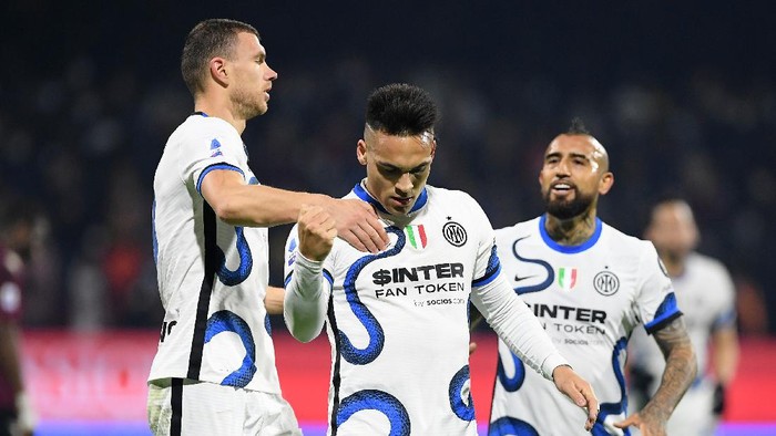 SALERNO, ITALY - DECEMBER 17: Lautaro Martinez of FC Internazionale celebrates after scoring the 0-4 goal during the Serie A match between US Salernitana and FC Internazionale at Stadio Arechi on December 17, 2021 in Salerno, Italy. (Photo by Francesco Pecoraro/Getty Images)