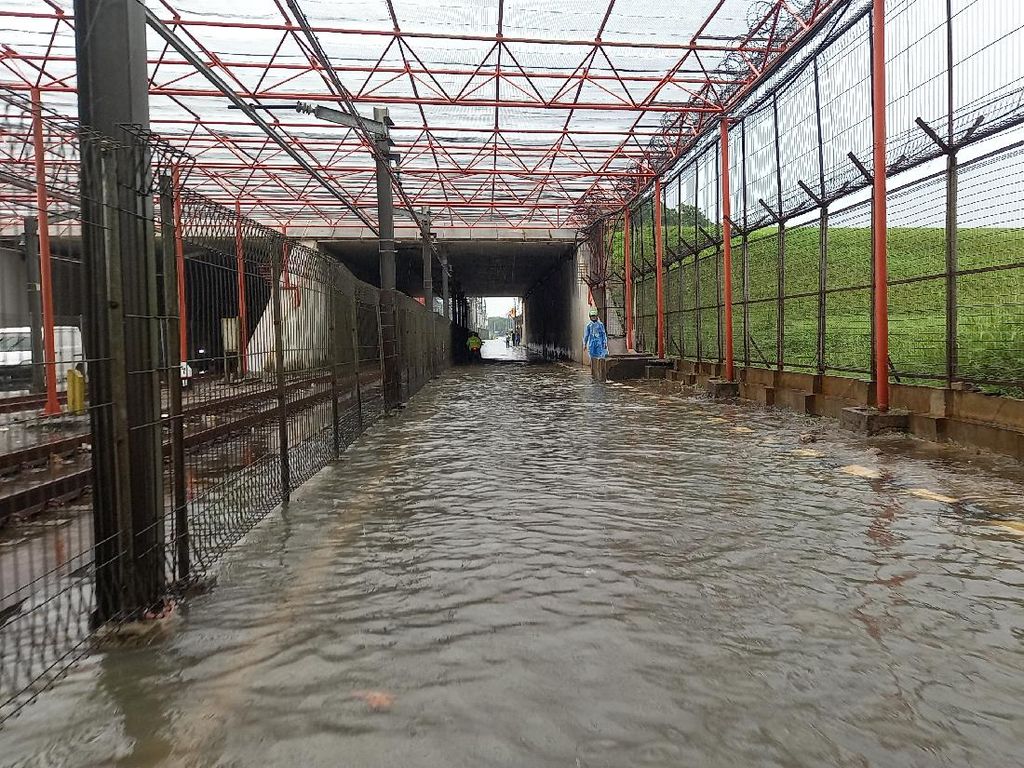 Jalan M1 Bandara Soetta Tangerang Banjir 30 Cm Imbas Hujan Deras