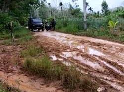 Warga di Jambi Keluhkan Jalan Rusak Bertahun-tahun Belum Diperbaiki Pemda