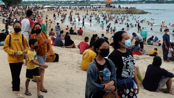 Wah! Wisatawan di Pantai Sanur Tumpah-ruah Jelang Nataru