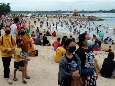 Wah! Wisatawan di Pantai Sanur Tumpah-ruah Jelang Nataru