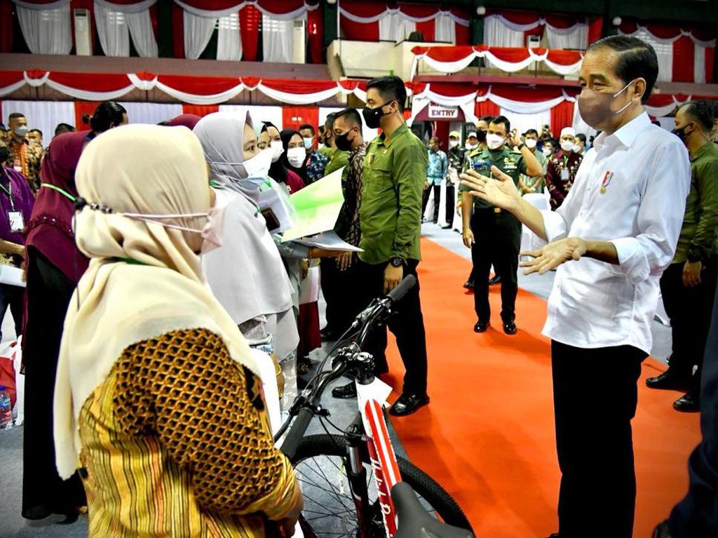 Jokowi Kembali Bagi-bagi Sepeda, Kali Ini ke Warga di Kaltara
