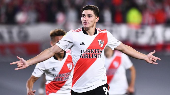 BUENOS AIRES, ARGENTINA - NOVEMBER 25: Julian Alvarez of River Plate celebrates after scoring the second goal of his team during a match between River Plate and Racing Club as part of Torneo Liga Profesional 2021 at Estadio Monumental Antonio Vespucio Liberti on November 25, 2021 in Buenos Aires, Argentina. (Photo by Rodrigo Valle/Getty Images)