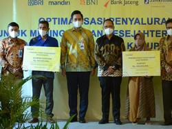 Kemenko Perekonomian & Komisi XI DPR Salurkan KUR ke UMKM di Kendal