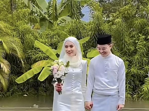 7 Foto Pengantin yang Viral Tetap Gelar Pernikahan Meski Pelaminan Kebanjiran