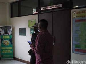 Ruang Sidang Herry Wirawan Terbatas, Kuasa Hukum Korban Tak Bisa Masuk Ruang Sidang Herry Wirawan Terbatas, Kuasa Hukum Korban Tak Bisa Masuk