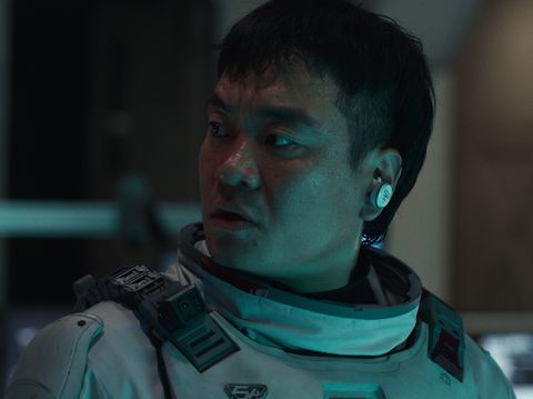 Lee Sung-wook sebagai Kim Sun dalam The Silent Sea Lee Sung-wook sebagai Kim Sun dalam The Silent Sea