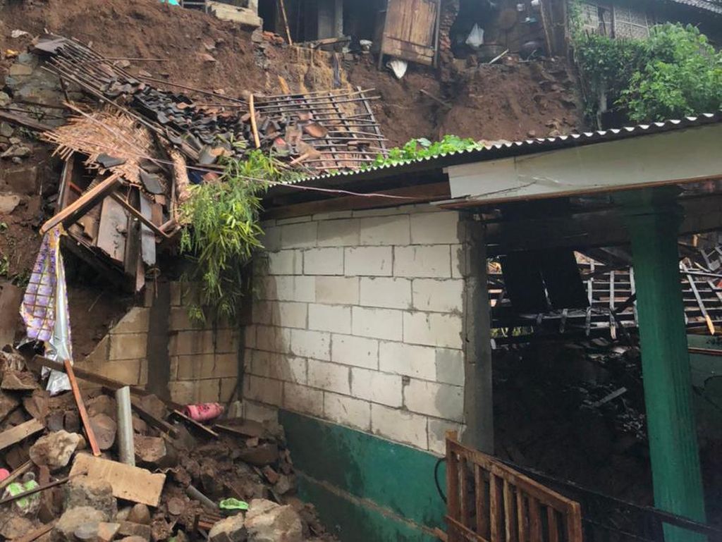 Longsor Terjadi di Nganjuk, 7 Rumah Rusak hingga 27 Warga Mengungsi Longsor Terjadi di Nganjuk, 7 Rumah Rusak hingga 27 Warga Mengungsi