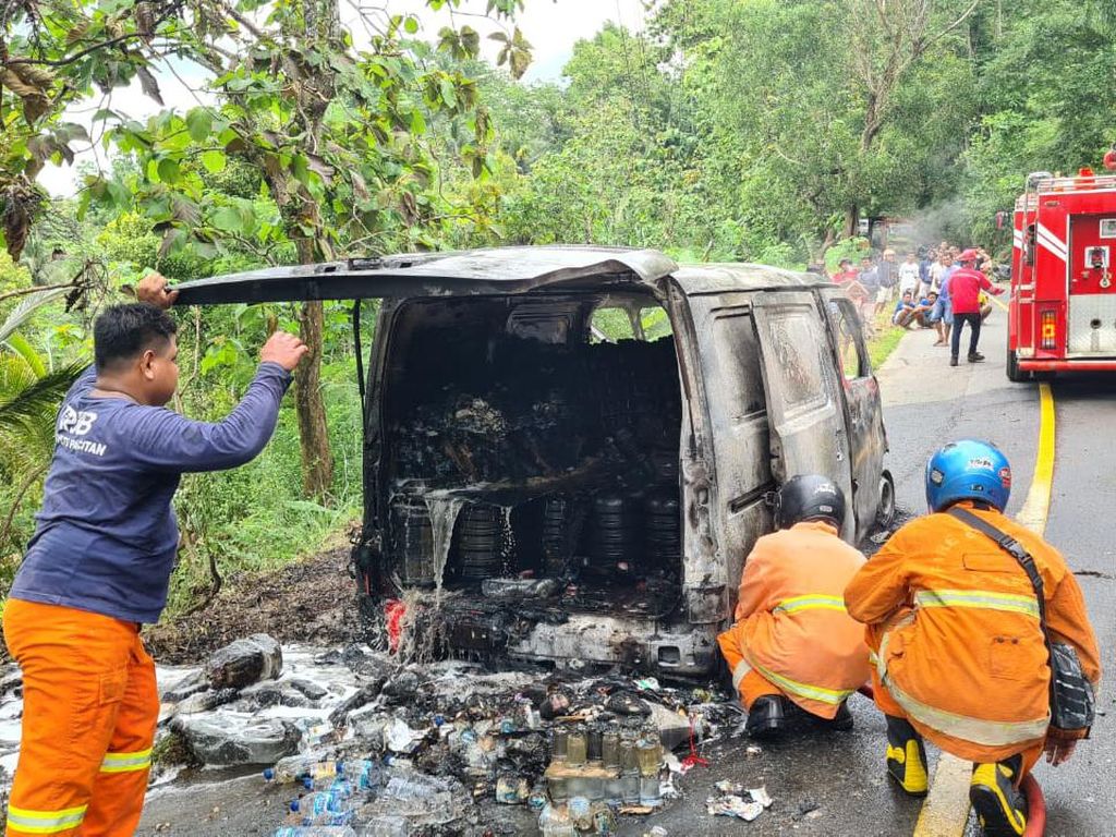 Diduga Korsleting, Mobil Angkut Tabung Elpiji di Pacitan Ludes Terbakar