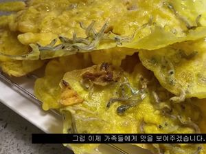 Orang Korea Ini Coba Bikin Rempeyek Teri Pertama Kali, Hasilnya Kriuk Enak