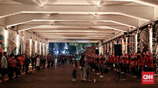 Menyambut Hari Natal 25 Desember 2021, Pemerintah Provinsi DKI Jakarta menggelar Christmas Carol mulai 21 hingga 23 Desember 2021 di 7 titik lokasi. Selasa (21/12/2021). CNN Indonesia/Andry Novelino