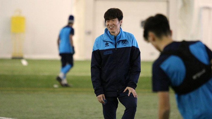 Legenda Manchester United, Park Ji-sung, kembali berkarier di Inggris. Pria Korea Selatan itu ditunjuk sebagai pelatih di tim junior Queens Park Rangers.