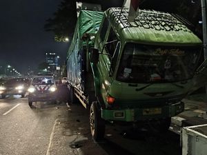 Tabrak Truk Parkir di Jalan Gatot Subroto Seberang DPR, Pemotor Terluka