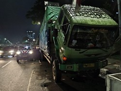 Tabrak Truk Parkir di Jalan Gatot Subroto Seberang DPR, Pemotor Terluka