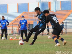 Persela Lepas Bustomi dan Syahroni