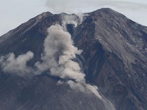 Puncak Gunung Semeru Berubah Bentuk Pascaerupsi