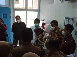 Risma Jenguk Anak Idap Tumor Tulang di Aceh, Beri Donasi-Laptop