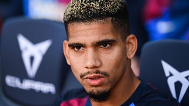 BARCELONA, SPAIN - SEPTEMBER 26: Ronald Araujo of FC Barcelona looks on during the LaLiga Santander match between FC Barcelona and Levante UD at Camp Nou on September 26, 2021 in Barcelona, Spain. (Photo by David Ramos/Getty Images)