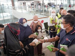 Sandiaga-Antis Bagikan Healthy Kit Gratis di Bandara Soetta