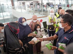 Sandiaga-Antis Bagikan Healthy Kit Gratis di Bandara Soetta Sandiaga-Antis Bagikan Healthy Kit Gratis di Bandara Soetta