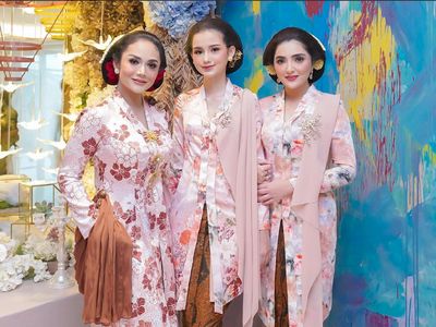 7 Foto Anggunnya Sarah Menzel Berkebaya di Acara 7 Bulanan Aurel Hermansyah