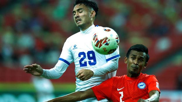 SINGAPORE, SINGAPORE - DECEMBER 08: Patrick Alcala Reichelt #29 of the Philippines and Shakir Hamzah #2 of Singapore compete for a loose ball during the first half of their AFF Suzuki Cup Group A game at the National Stadium on December 08, 2021 in Singapore. (Photo by Yong Teck Lim/Getty Images)