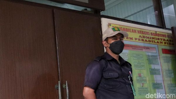 Sidang Herry Wirawan Digelar Tertutup, Begini Suasana di PN Bandung